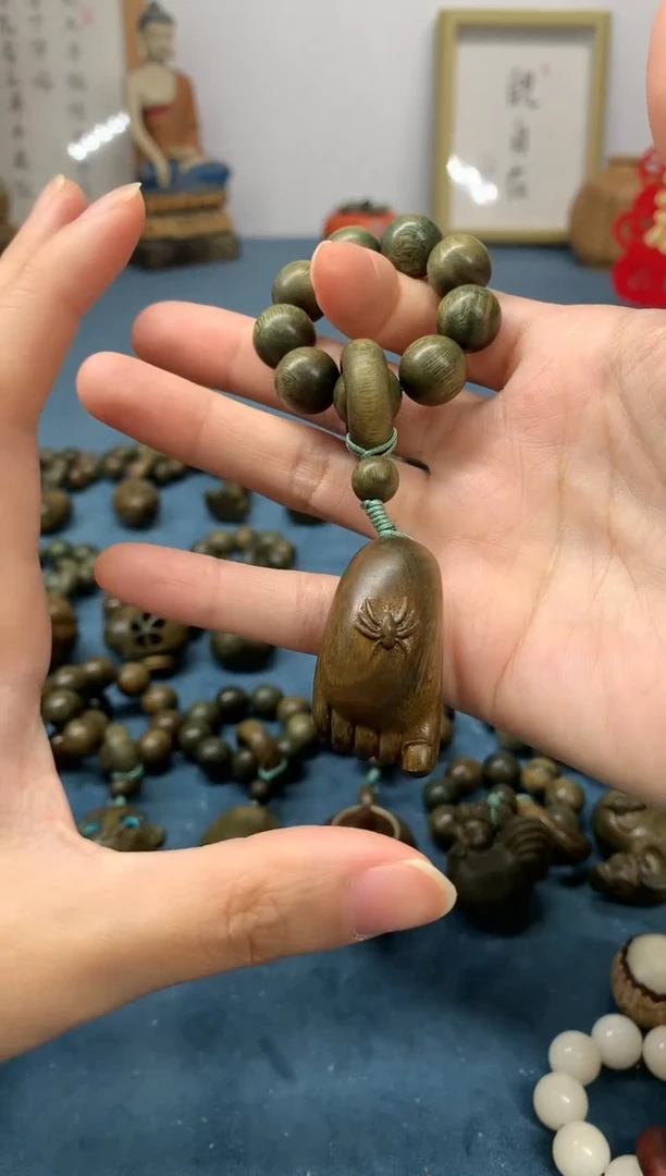 【闪购商品】维腊木（绿檀）把件知足常乐 盘玩件