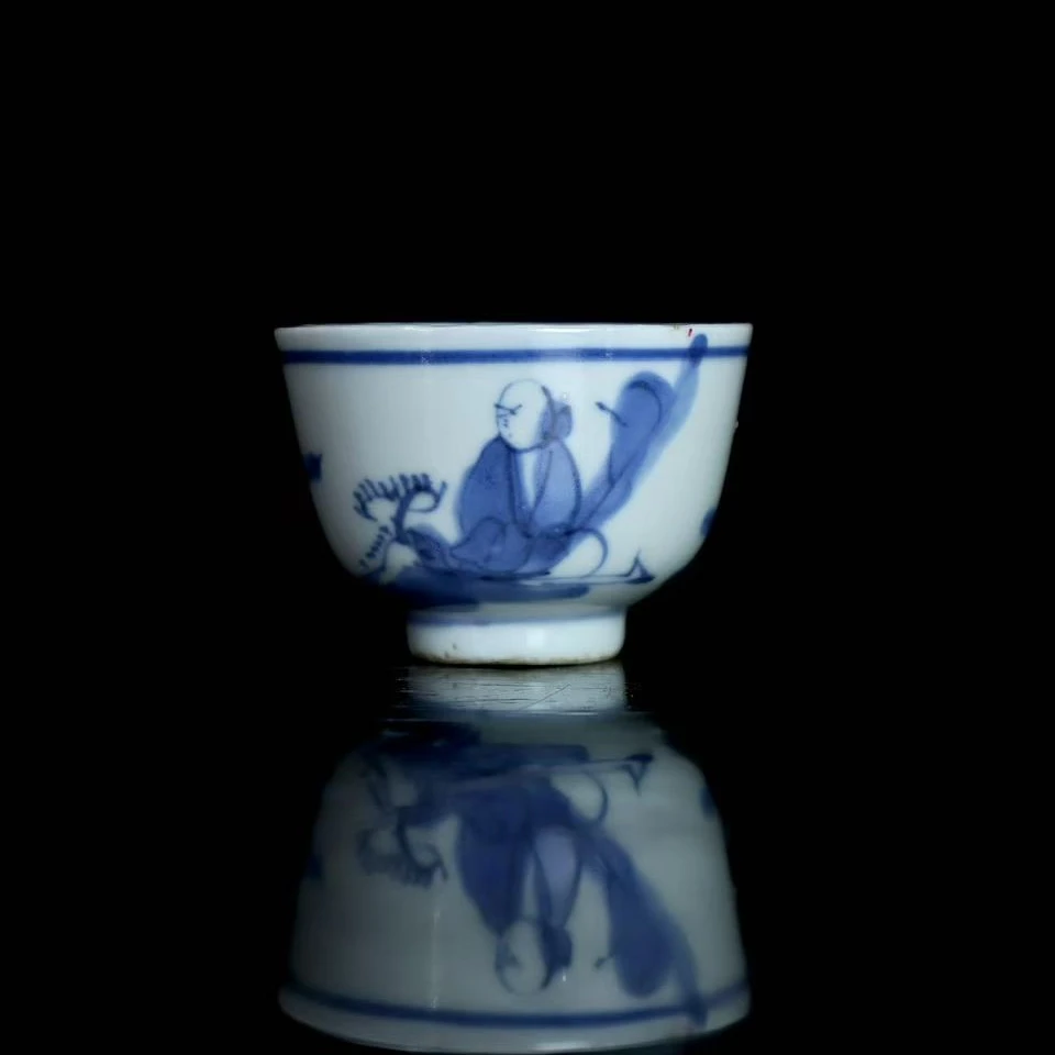 2: 清晚期青花人物杯
