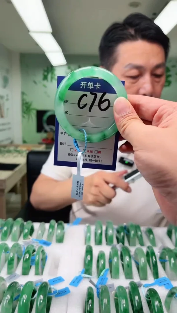 未镶嵌手镯石英质玉56