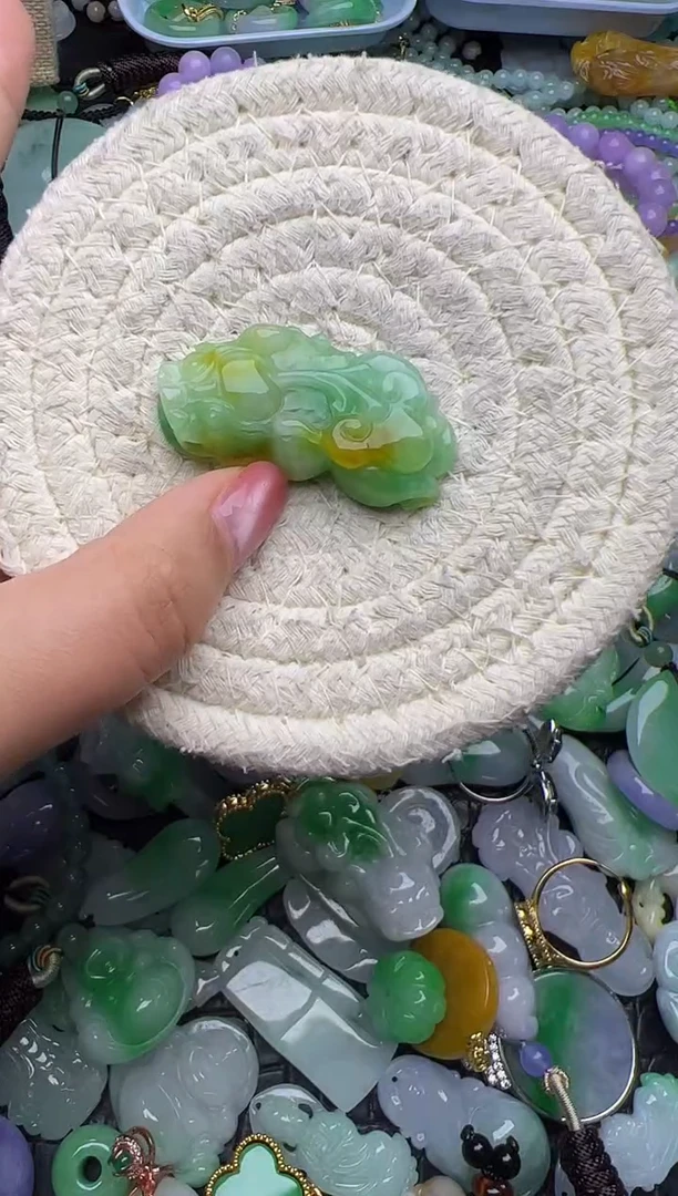 颈饰未镶嵌翡翠天然缅甸翡翠吊坠