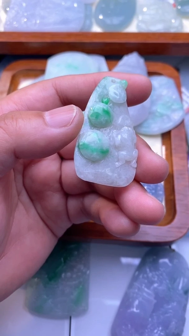 翡翠未镶嵌颈饰呱呱来财