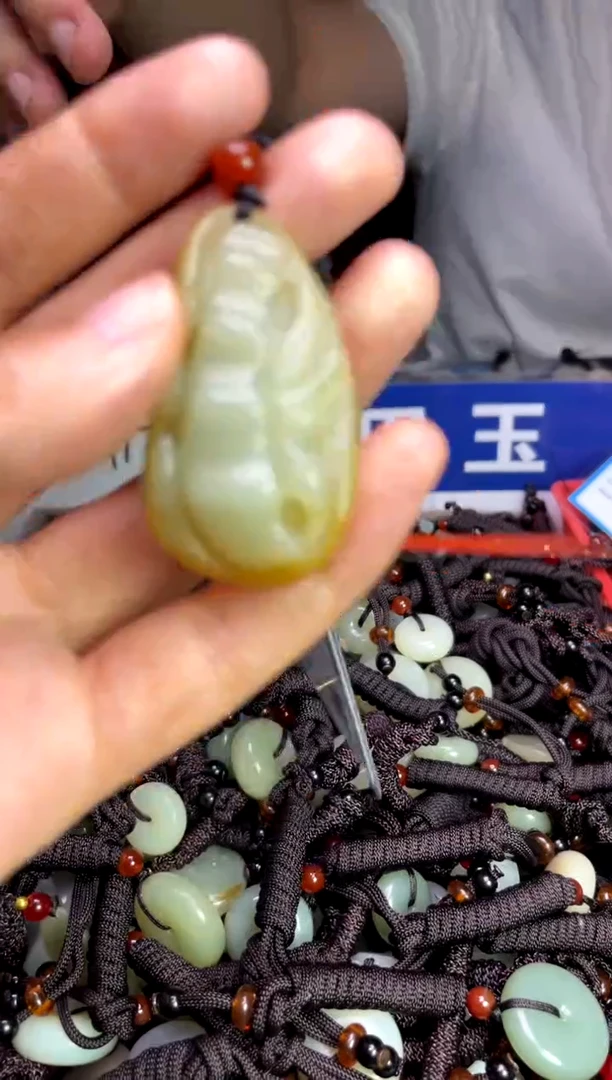 未镶嵌和田玉挂件1