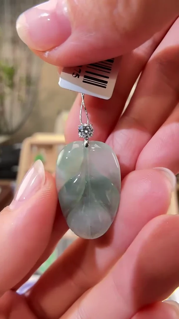 颈饰18K金镶嵌翡翠叶子