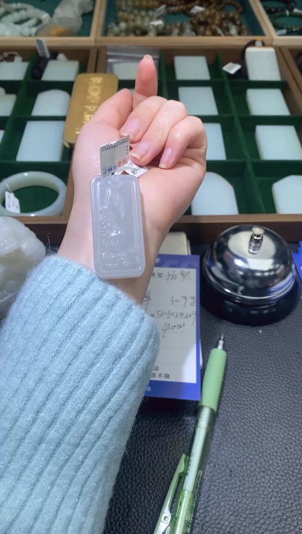 定制和田玉烟紫山水牌