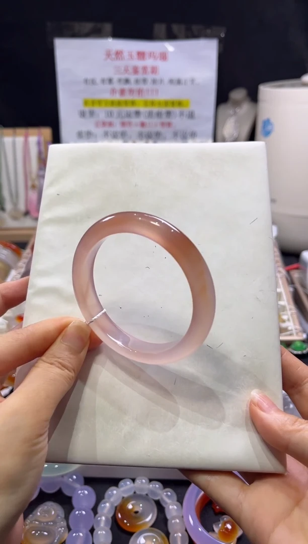 玛瑙/玉髓手镯未镶嵌不同角度不同光线色不同