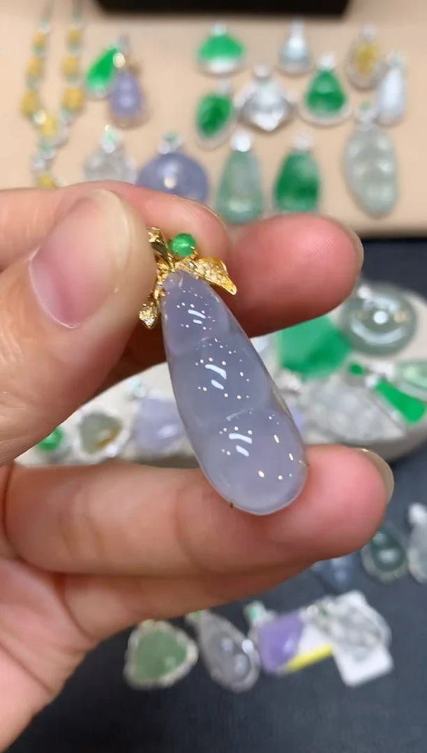 颈饰18K金镶嵌翡翠福豆【无服务费