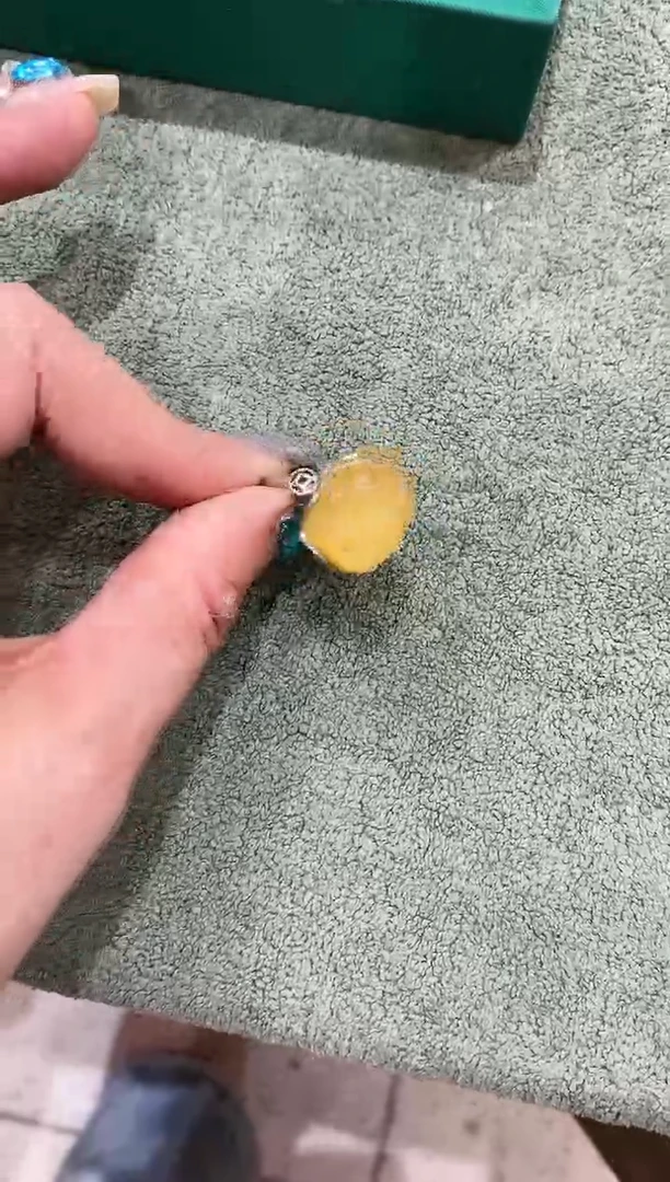 琥珀未镶嵌戒指多人