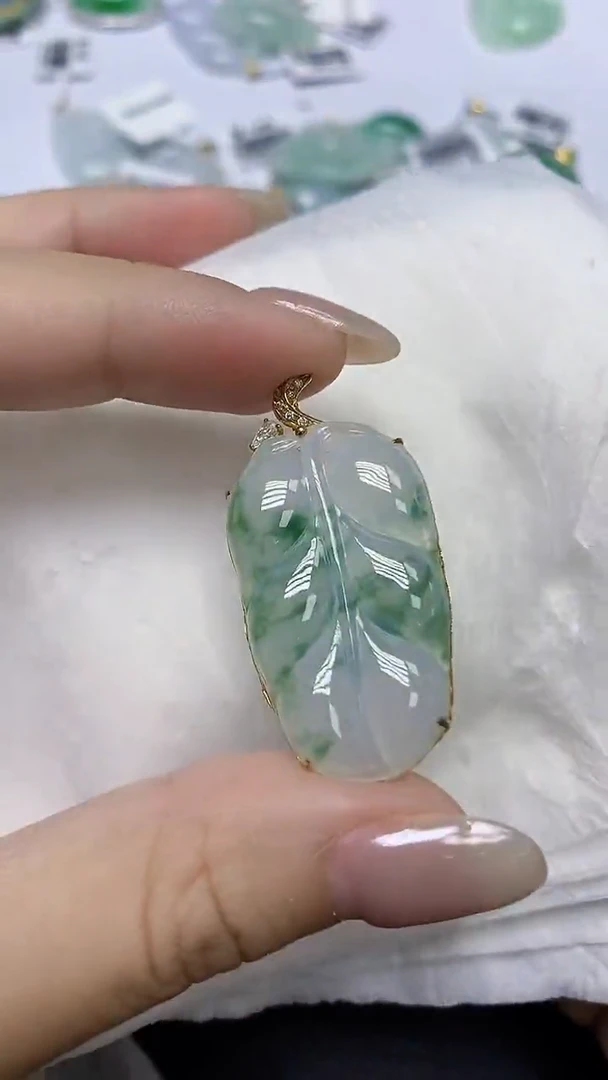 翡翠18K金镶嵌颈饰天然缅甸翡翠A货