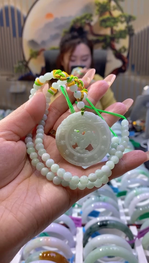 翡翠未镶嵌颈饰多人01644