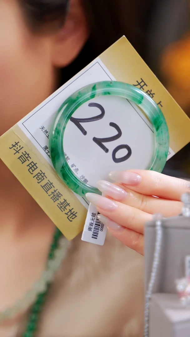 石英质玉（非洲翠）手镯未镶嵌59圈口冰底满飘花