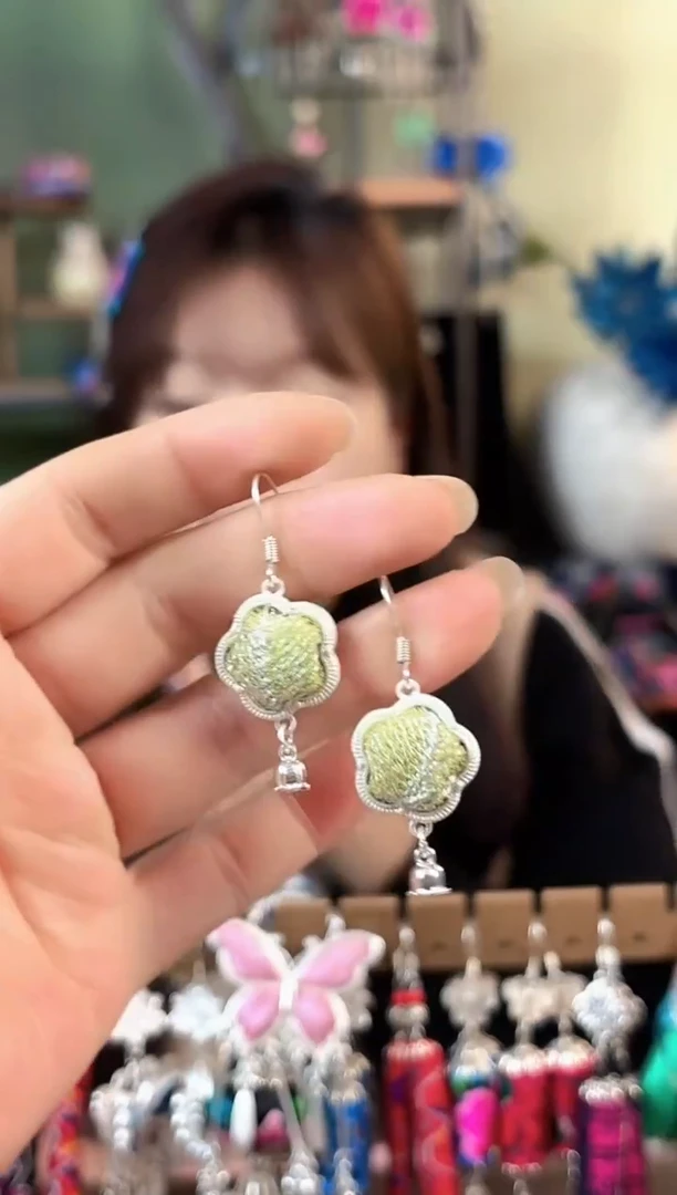 彩云南阁非遗老绣苗银饰品687