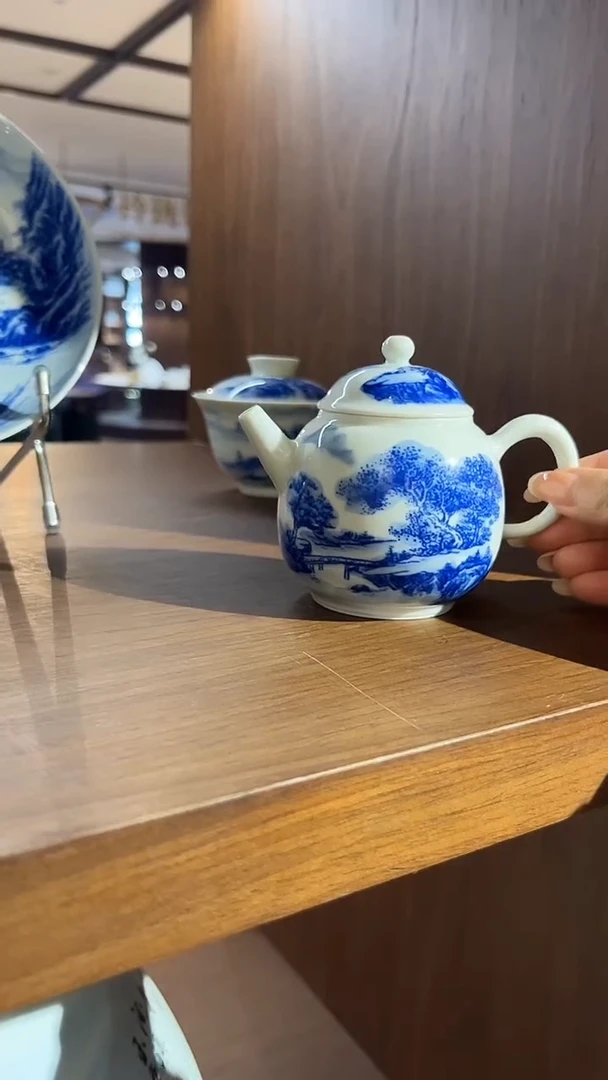 摆件瓷博会青花山水壶