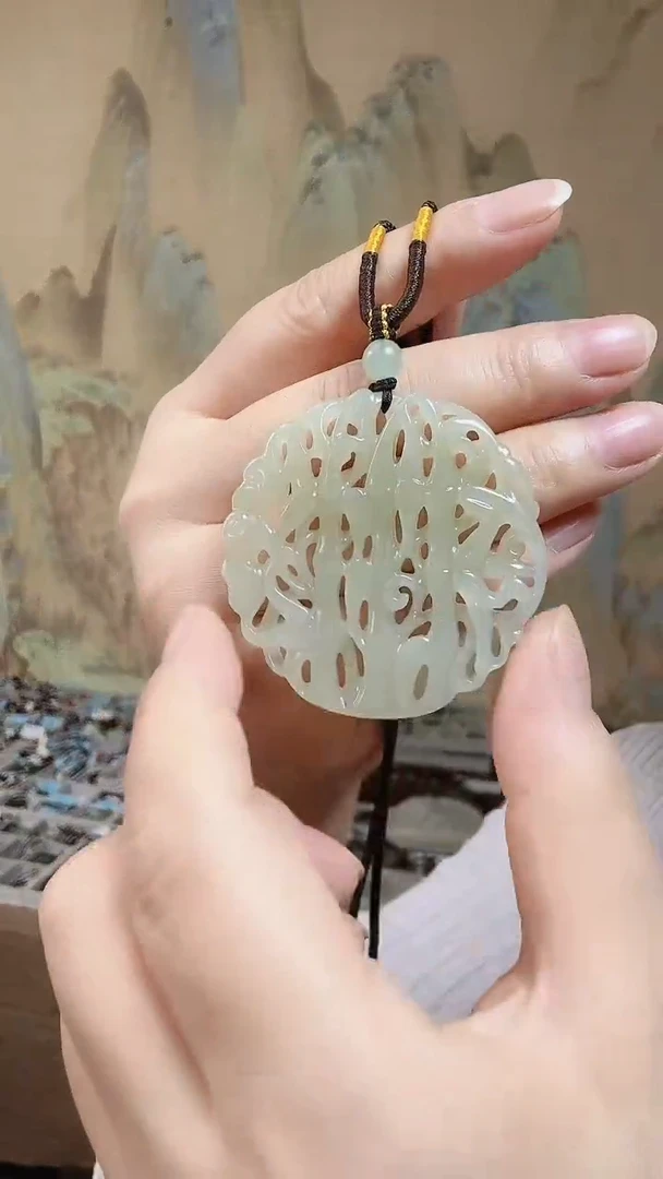 和田玉未镶嵌颈饰.