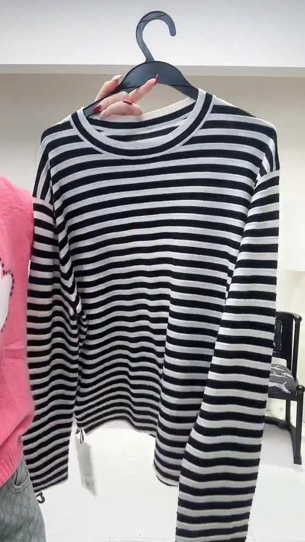 黑白条纹圆领长款套头衫