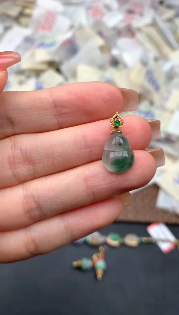 18K金镶嵌挂件翡翠一