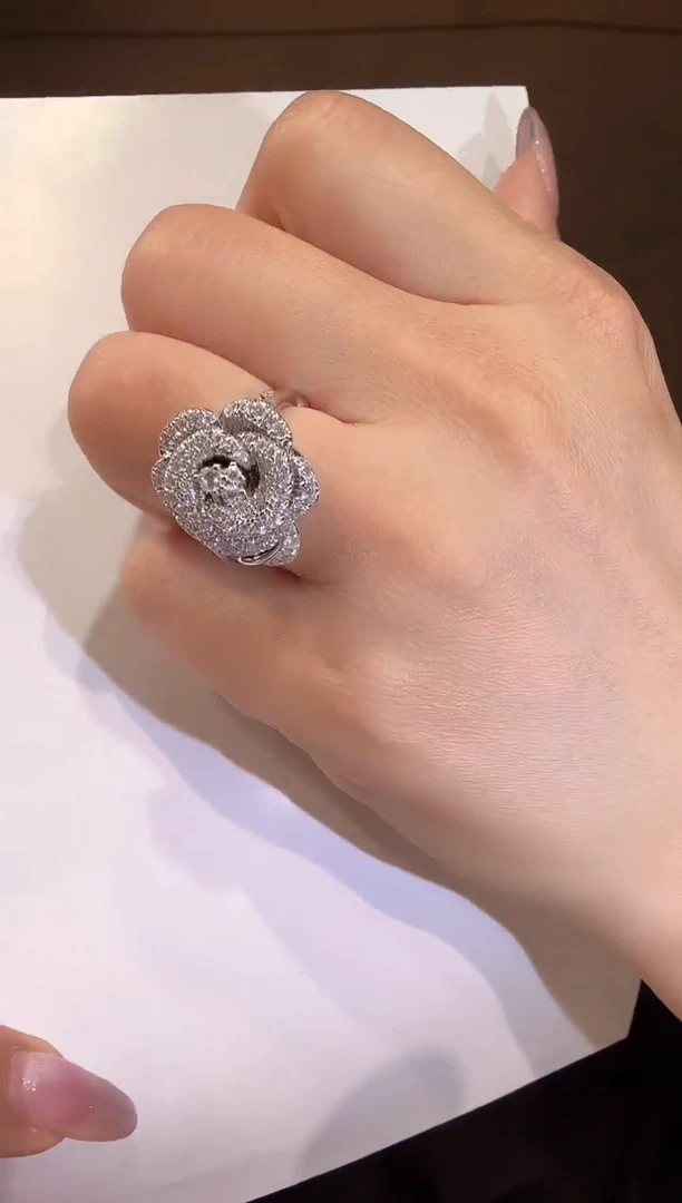 【闪购商品】钻石戒指18K金镶嵌永生花戒指