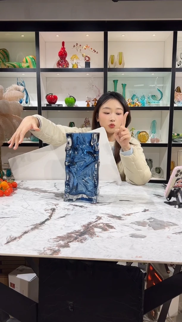 设计师款蓝色花瓶