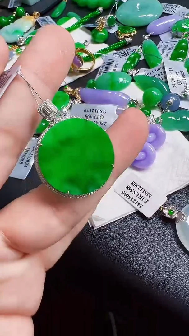 颈饰未镶嵌翡翠圆牌