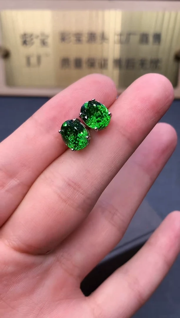 银S925镶嵌耳饰石榴石（沙弗莱）2222