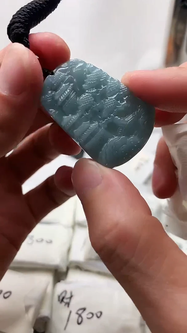 翡翠未镶嵌颈饰山水牌