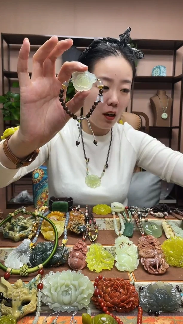 未镶嵌岫玉吊坠多样性发货发其中之一