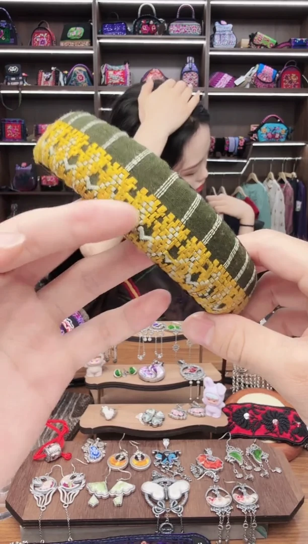 织绣68蒙阿苏苗绣传承旗舰店