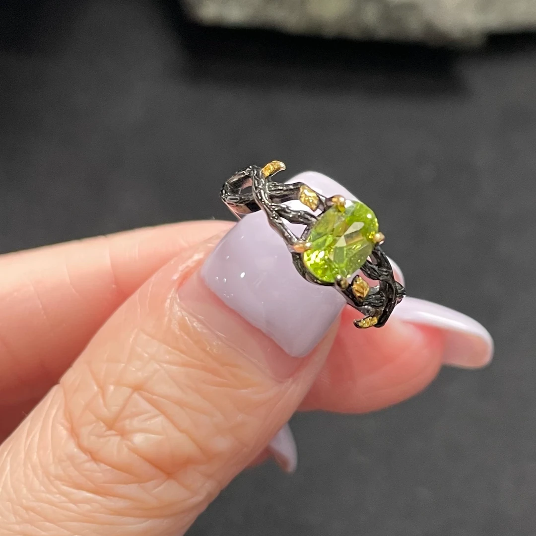 黑银分色镶橄榄石戒指s925  KT25031109