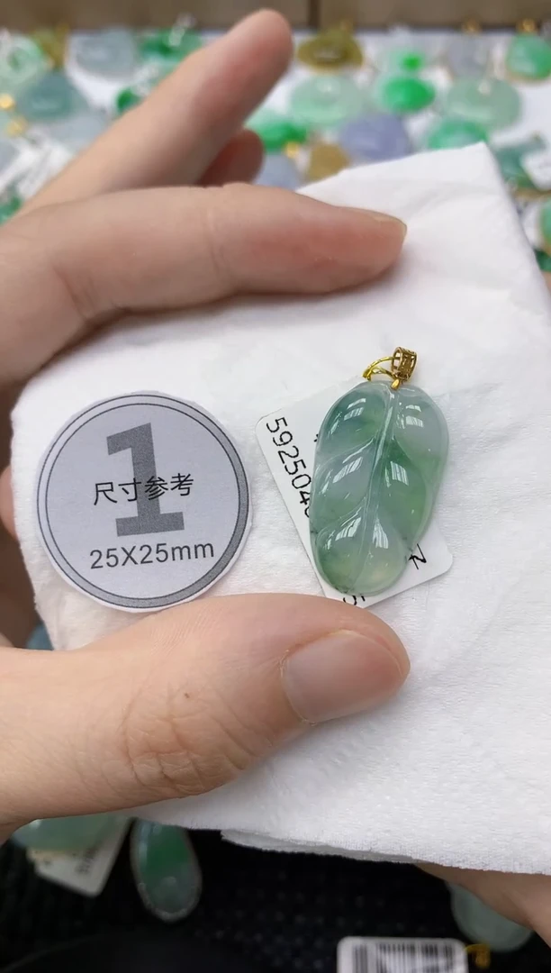 翡翠18K金镶嵌颈饰1111111111