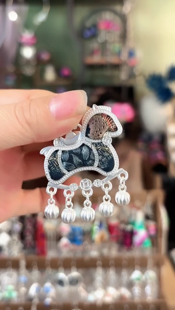 彩云南阁非遗老绣苗银饰品113