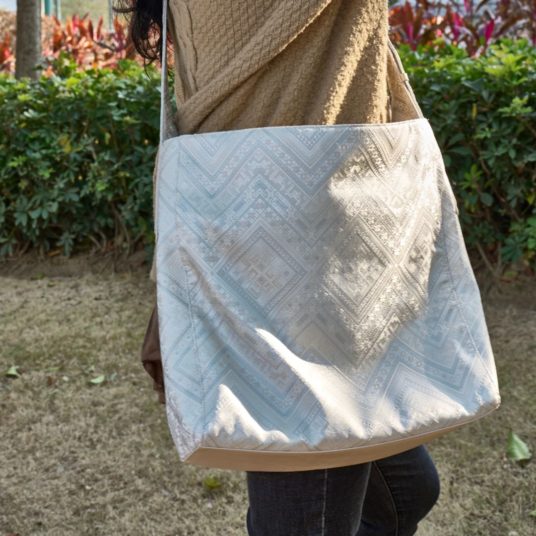 广西壮锦纯白侗锦斜挎包可调节款休闲百搭新中式民族风高雅时尚