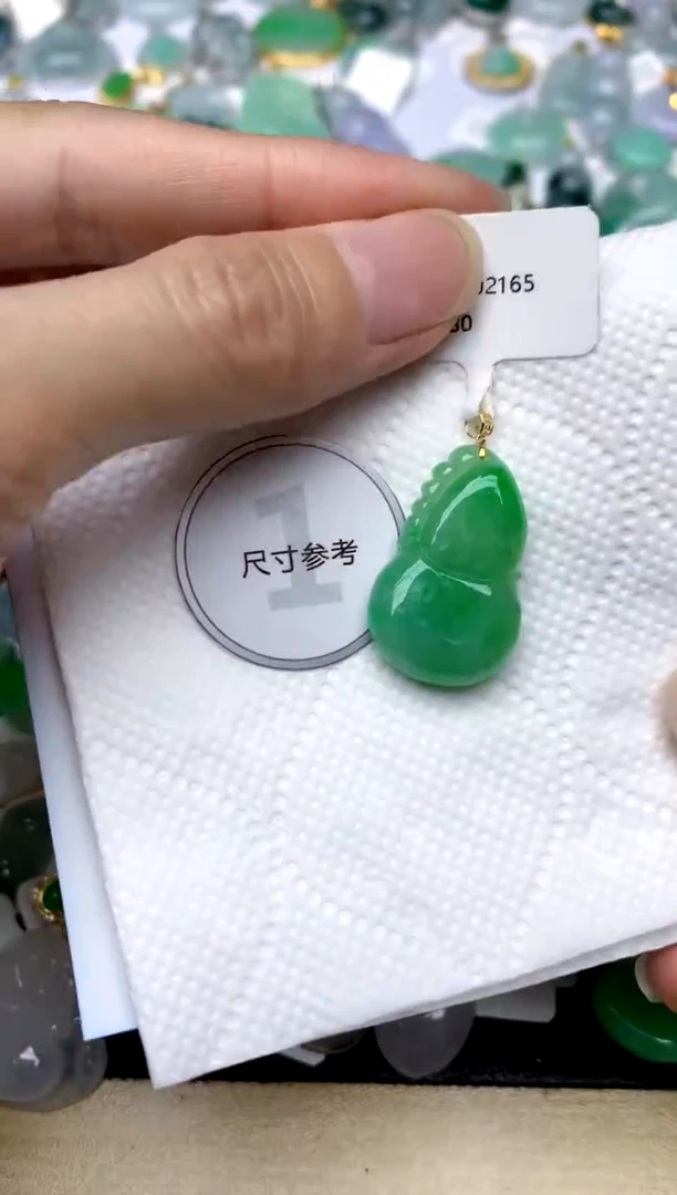 颈饰18K金镶嵌翡翠天然A货翡翠