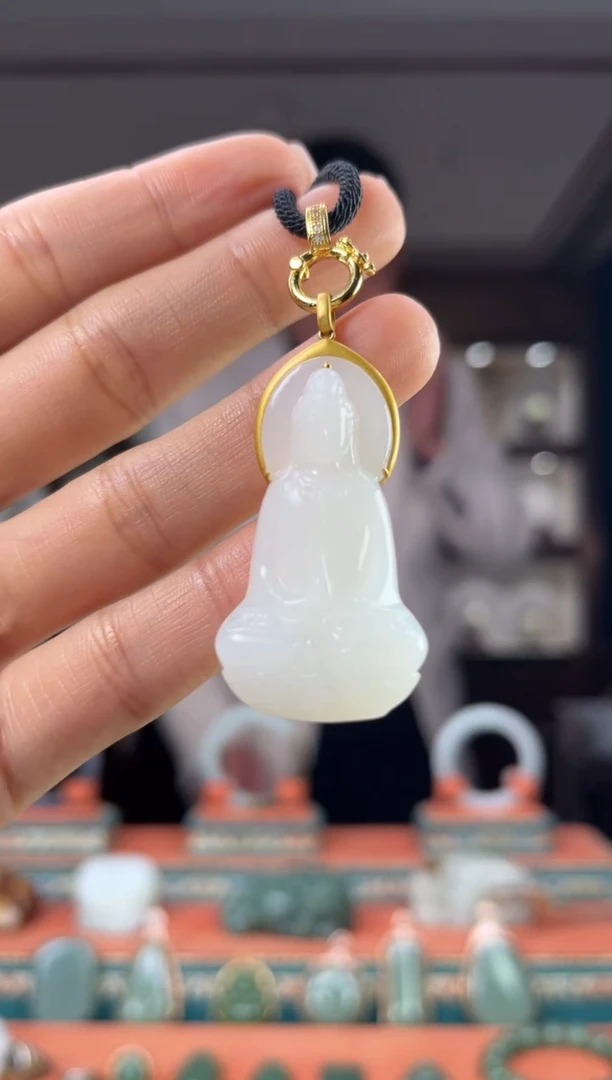 颈饰18K金镶嵌和田玉佩佩