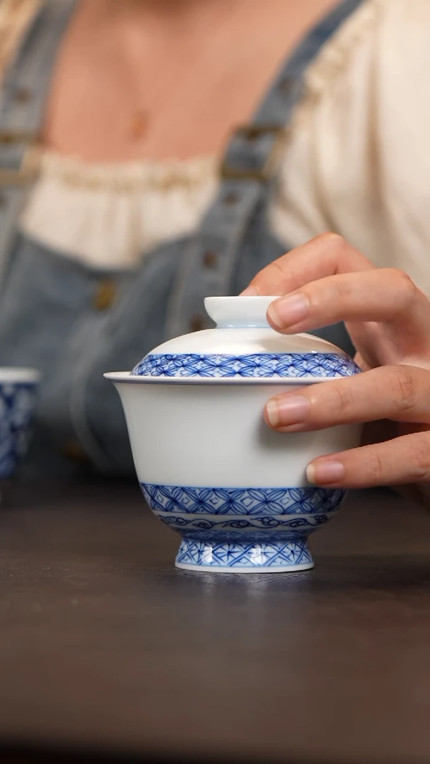 青花铜钱纹盖碗