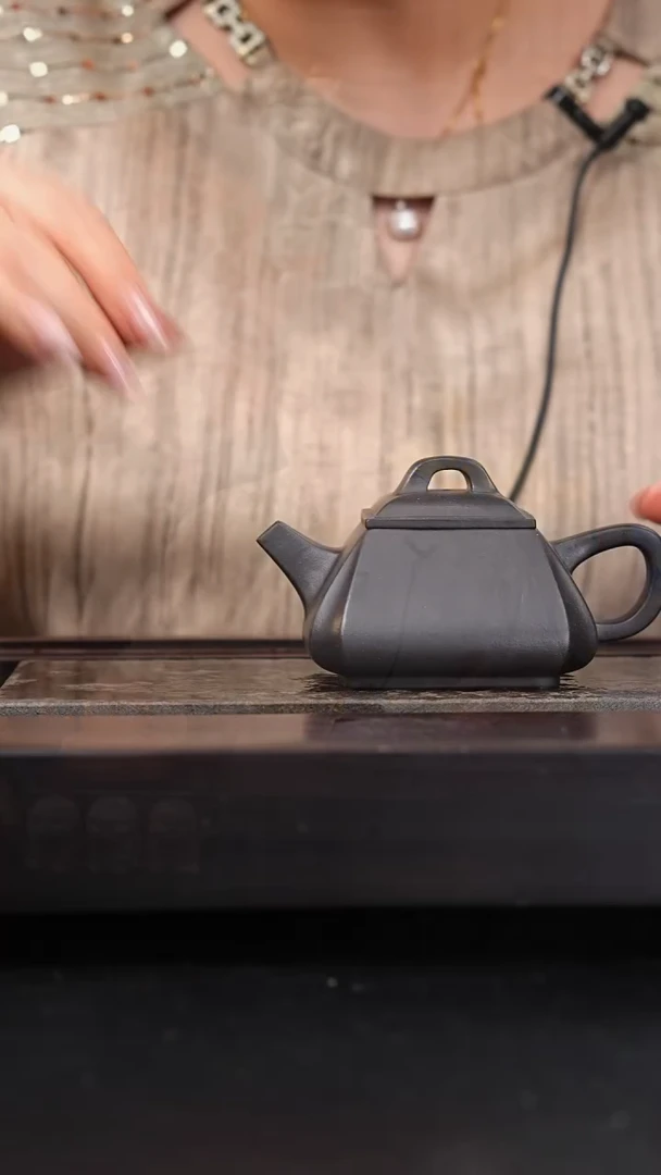 茶壶紫砂红皮龙抽角石瓢捂灰220cc何家成