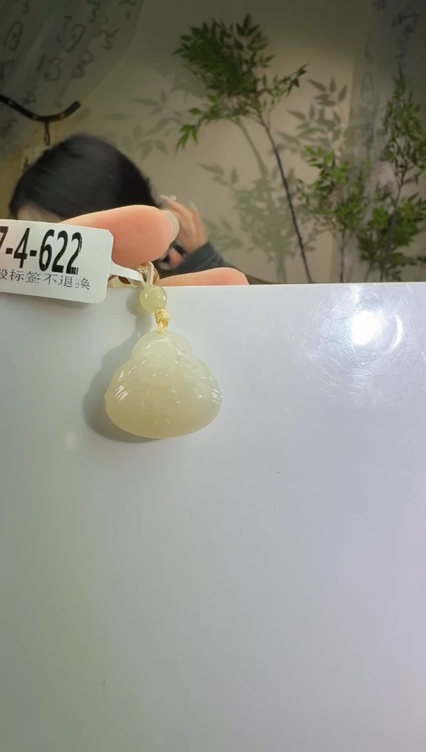 和田玉未镶嵌颈饰藕粉抱抱佛 622