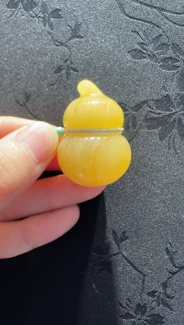 18K金镶嵌颈饰蜜蜡葫芦吊坠