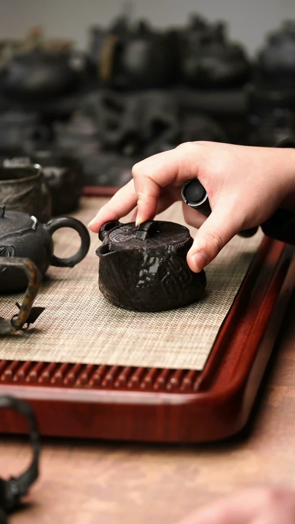 归玉堂冰碛岩重工雕刻饕餮宝瓶壶220cc