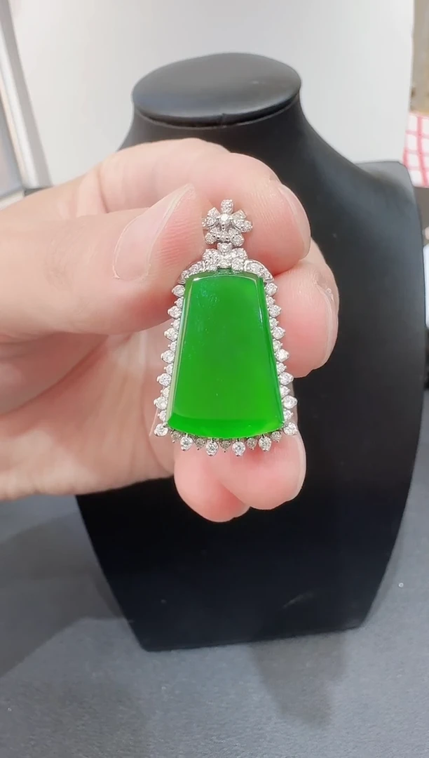 颈饰18K金镶嵌翡翠寄售回流，24小时鉴赏期