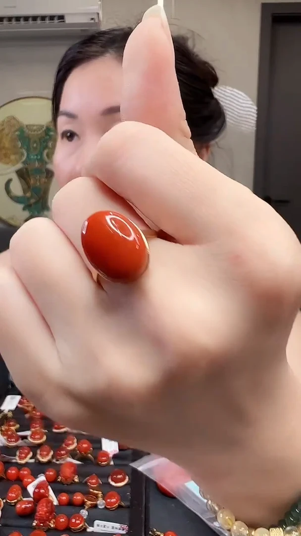 18K金镶嵌戒指南红玛瑙.