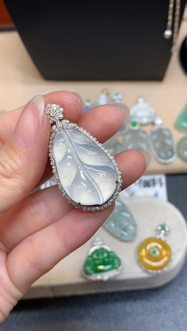 颈饰18K金镶嵌翡翠芭蕉叶【无服务费