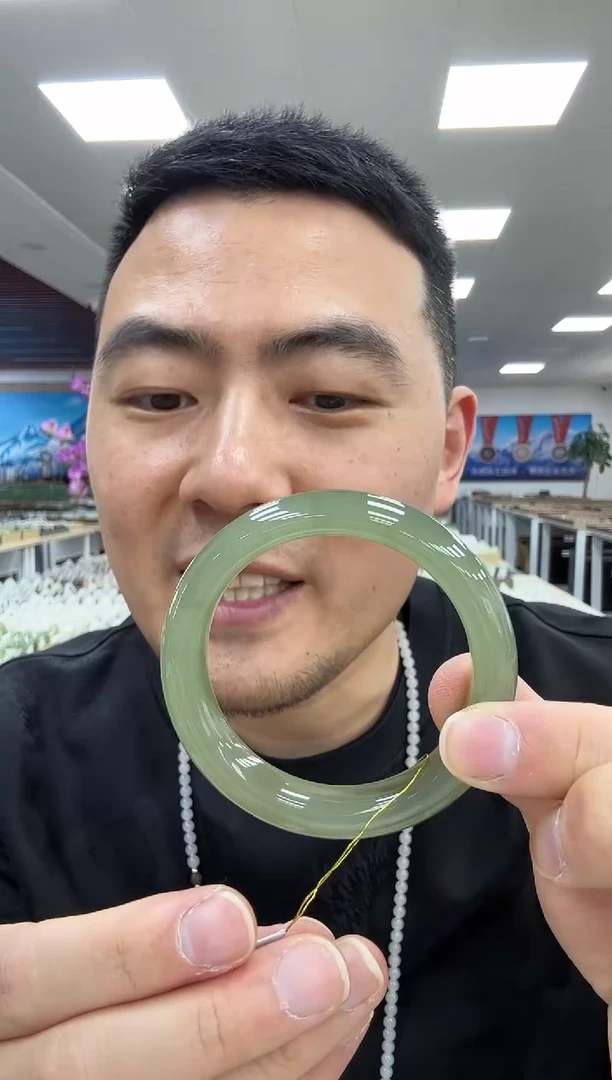 未镶嵌手镯和田玉56.5  210