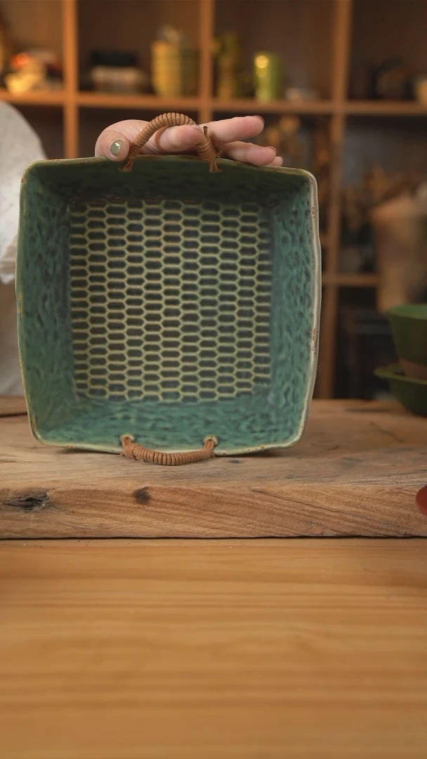 荷叶绿色的9.5英寸麻绳正方形带铠甲纹盘【壶