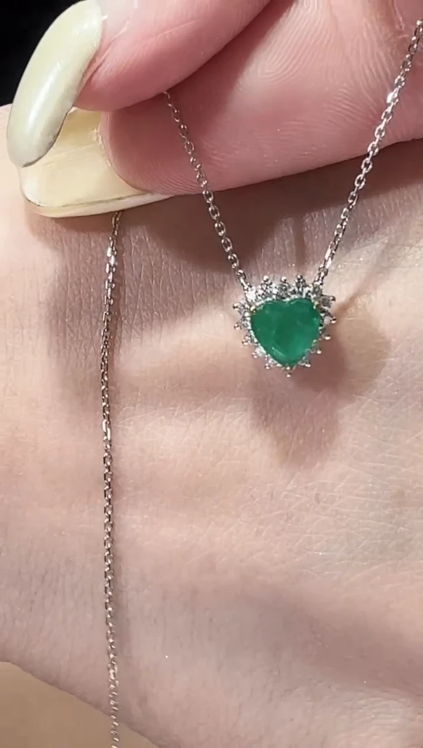 18K金镶嵌项链祖母绿爱心项链0.8ct