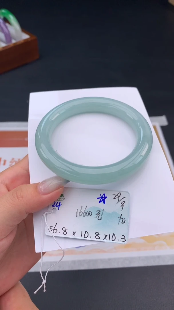 未镶嵌手镯翡翠自带#送人#，联系客服核对地址~