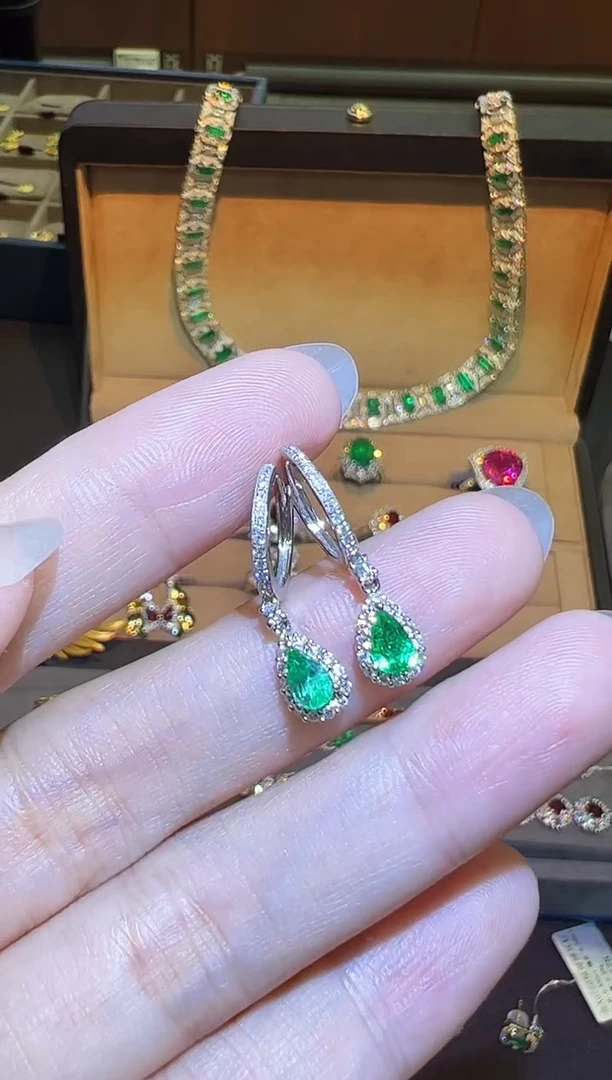 18K金镶嵌耳饰祖母绿0.58ct