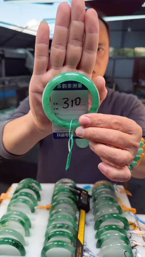 未镶嵌手镯石英质玉（非洲翠）60+
