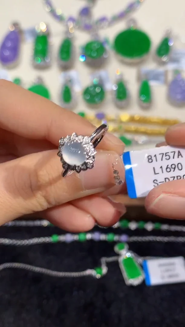 18K金镶嵌戒指翡翠多样性发其一