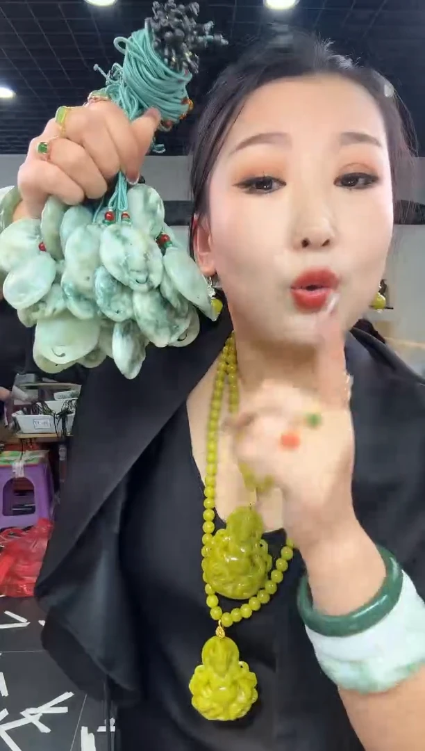 【闪购商品】岫玉颈饰未镶嵌老油翠像神