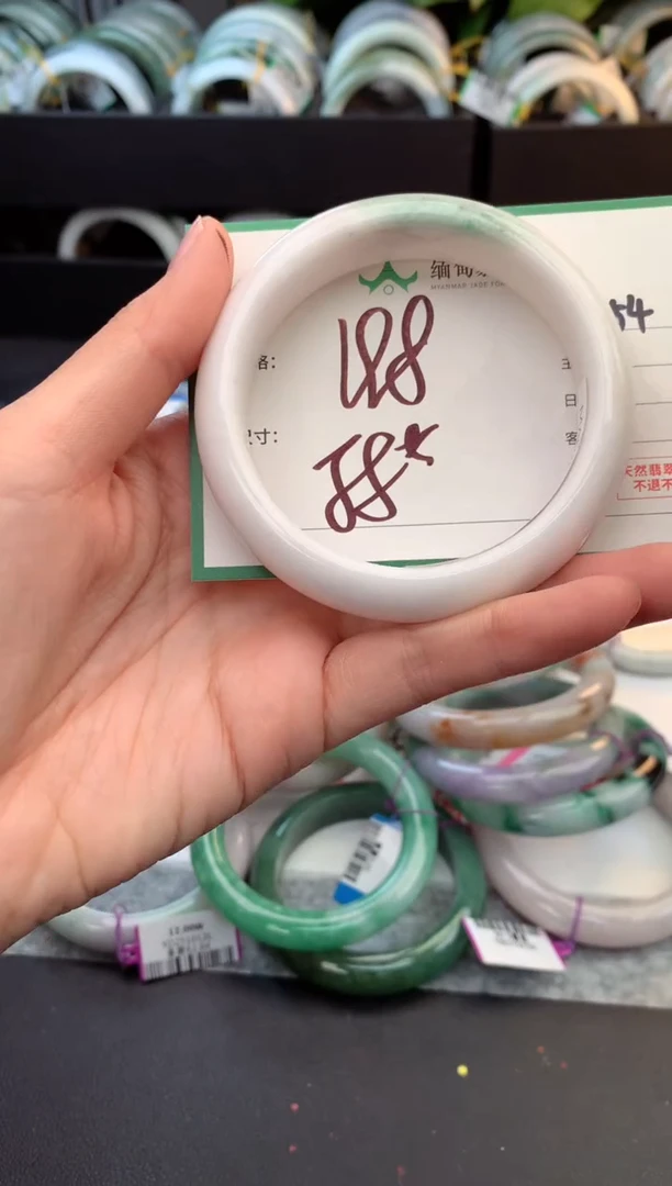 未镶嵌定制翡翠毛货需精细抛光+多人
