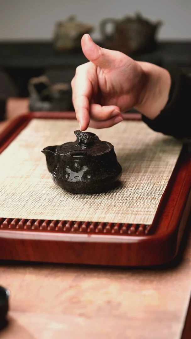 柯荣盛老师作品冰碛岩重工雕刻金蟾宝瓶壶180cc